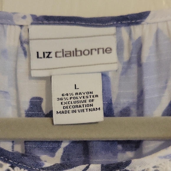 Liz Claiborne womans sheer Blue White Floral Top crochet detailing pleats szLG - Picture 2 of 4